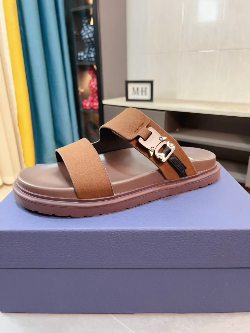 Men's Men's Shoes 💰320🌸🌸Dior Aqua Men's Sandals Slippers. Showcasing Dior haute couture design. The Dior gray suede strap is accented with an aluminum Dior buckle for added style. Paired with a comfortable tonal notch sole, they pair easily with shorts or jeans for a sophisticated look. Main body: suede cow leather, technical fabric lining: cow leather, with adjustable straps, aluminum Dior buckle, Dior gray EVA insole, tonal notch rubber outsole splicing structure👌👌size: 38-44 (45.46 customized)